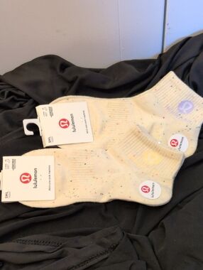 2l ululemon athletica Cream Speckled Ankle Socks - With Yellow And Lavender Logo